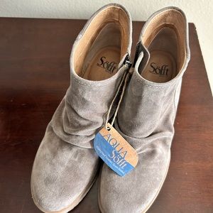 Sofft waterproof booties with small wedge. Great for snowy weather.